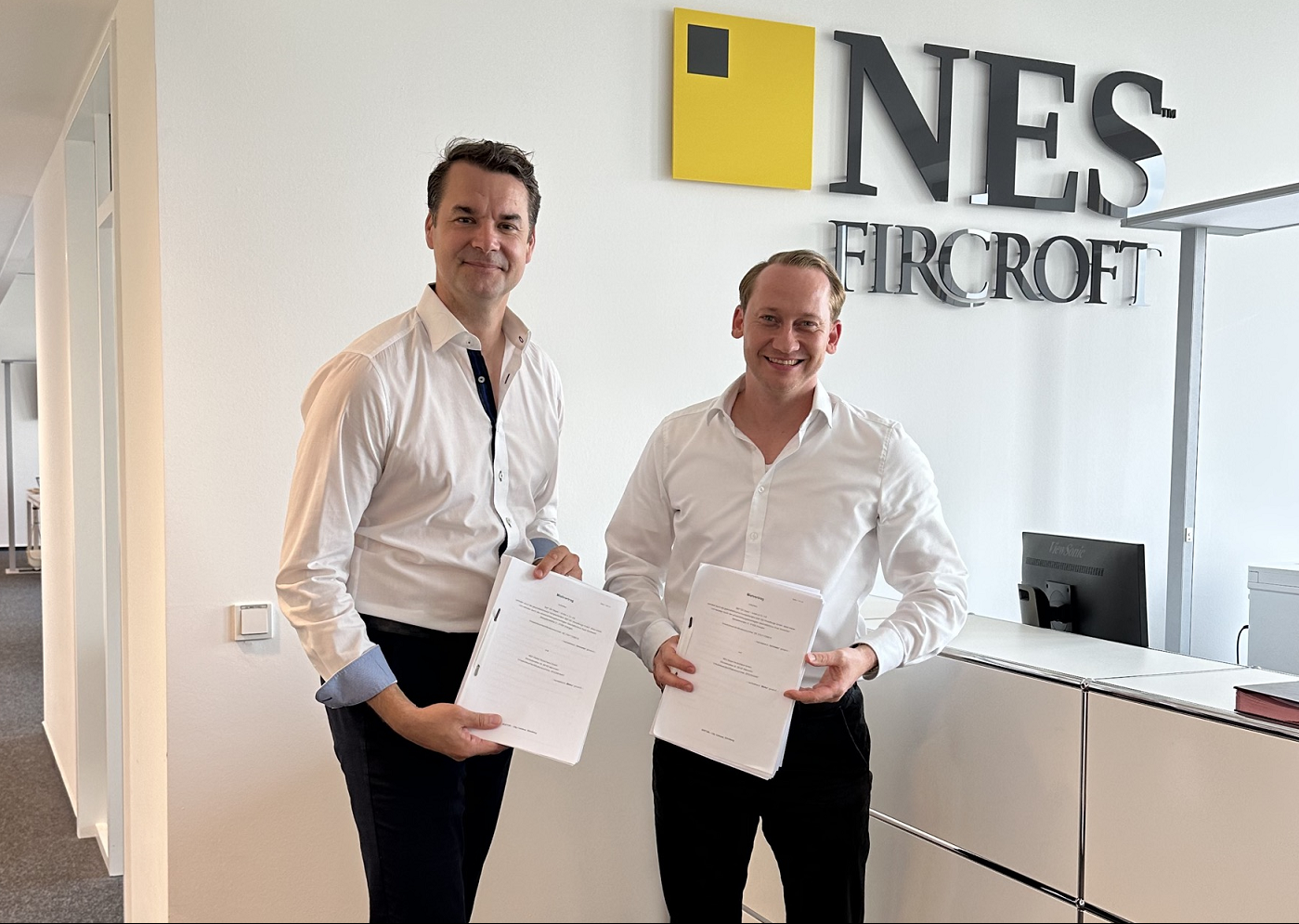 Thilo Grams (li.), Managing Director Germany bei NES Fircroft und Florian Wehr, Leiter Vermietung S&P Commercial Development