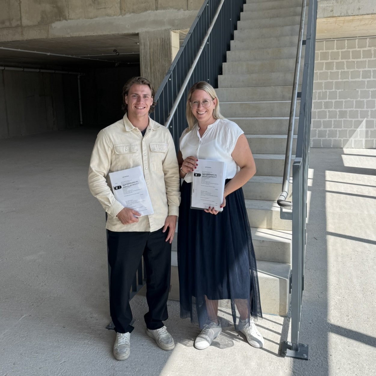 SP CD Vermietung Rosenheim Zero - Health Club Lucas Jörg Engler (Geschäftsführer Zero - Health Club) (li.), Franziska Obermayer (Marketing &
Kundenmanagement Vermietung S&P Commercial Development) (re.)