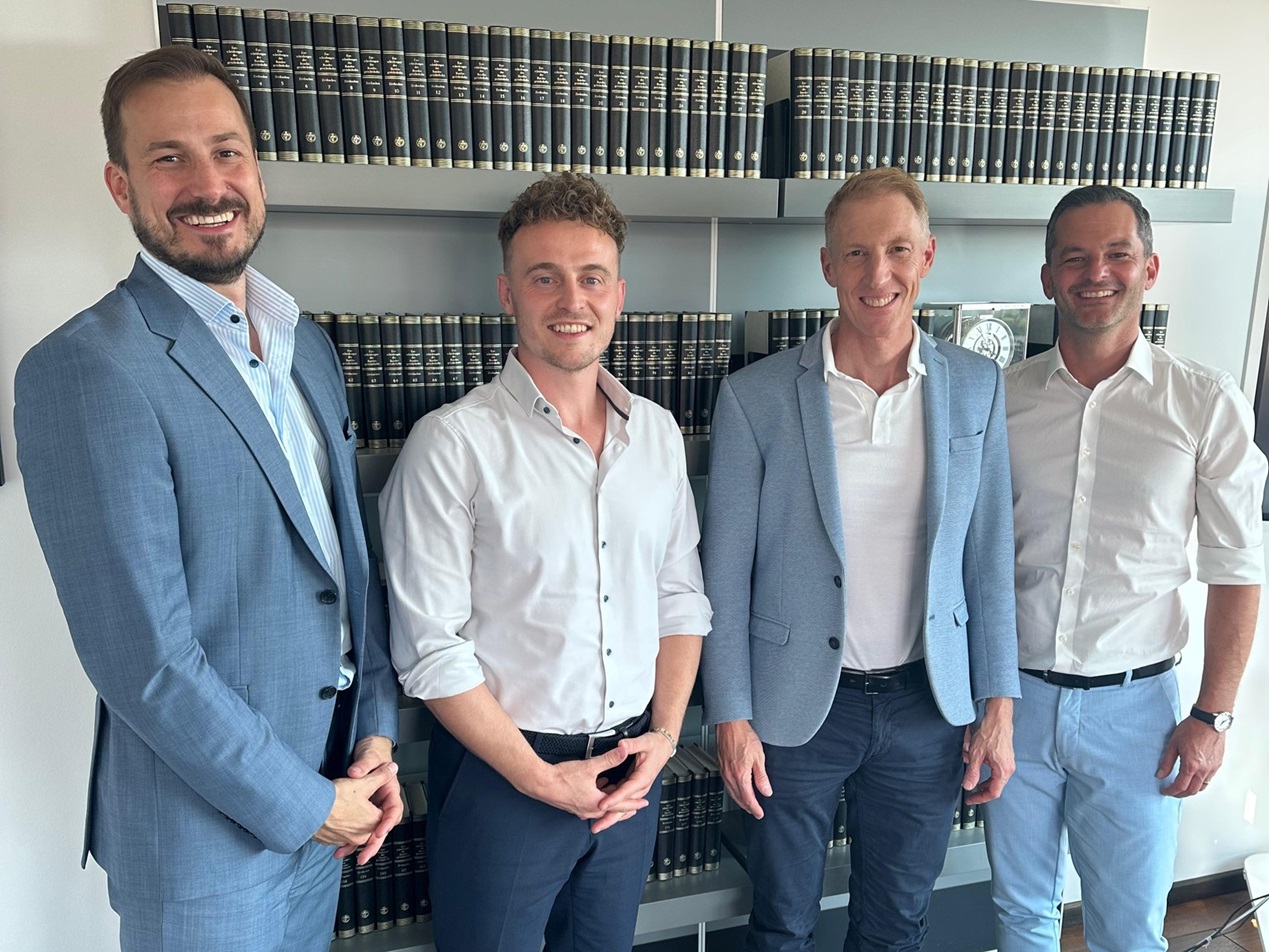 V.l.n.r.: Stephan Meier (Prokurist & Leitung Projektentwicklung S&P Commercial Development), Niklas Kamm (Geschäftsführer S&P Commercial Development), Lars Linscheid (Managing Director ALDI Süd), Christoph Zeller (Director Real Estate ALDI Süd)