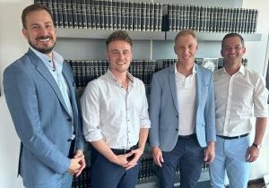 V.l.n.r.: Stephan Meier (Prokurist & Leitung Projektentwicklung S&P Commercial Development), Niklas Kamm (Geschäftsführer S&P Commercial Development), Lars Linscheid (Managing Director ALDI Süd), Christoph Zeller (Director Real Estate ALDI Süd)