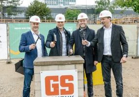 V.l.n.r.: Ronny Reißmann (Vorstand der PSD Bank Nürnberg), Jörg Volleth (Oberbürgermeister der Stadt Erlangen), Sven Sontowski (Geschäftsführender Gesellschafter der S&P Commercial Development GmbH), Sven Ströhlein (Technischer Geschäftsführer der GS SCHENK GmbH). / Foto ©Thomas Langer