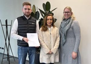 V.l.n.r.: Benjamin Püttner (Technische Projektentwicklung S&P Commercial Development), Moya Neilson (Director of Operations CHBC), Franziska Obermayer (Marketing &
Kundenmanagement Vermietung S&P Commercial Development)